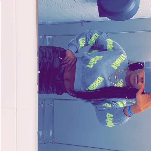 Priority Crop Top perfect with some cute shorts - Picture 2 of 2